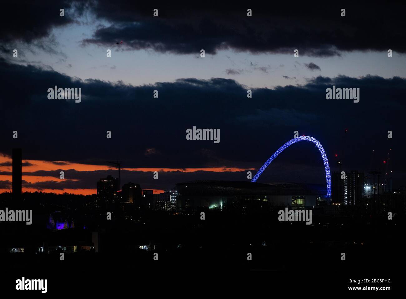 London, Großbritannien. April 2020. Der legendäre Wembley-Stadionbogen leuchtete blau auf, um im Rahmen der Veranstaltung "Clap for Carers" Frontline-Mitarbeiter des NHS zu feiern. Credit: David Parry/Alamy Live News Stockfoto