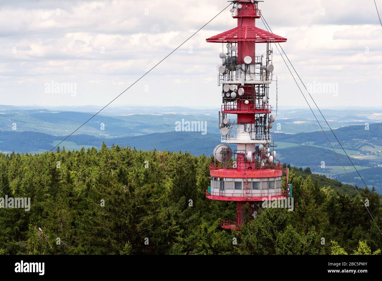 Fernmeldeturm mit Sendern und Antennen, drahtlose Kommunikation und Internetverkehr erhöhen den Fernmeldeturm mit Transm Stockfoto