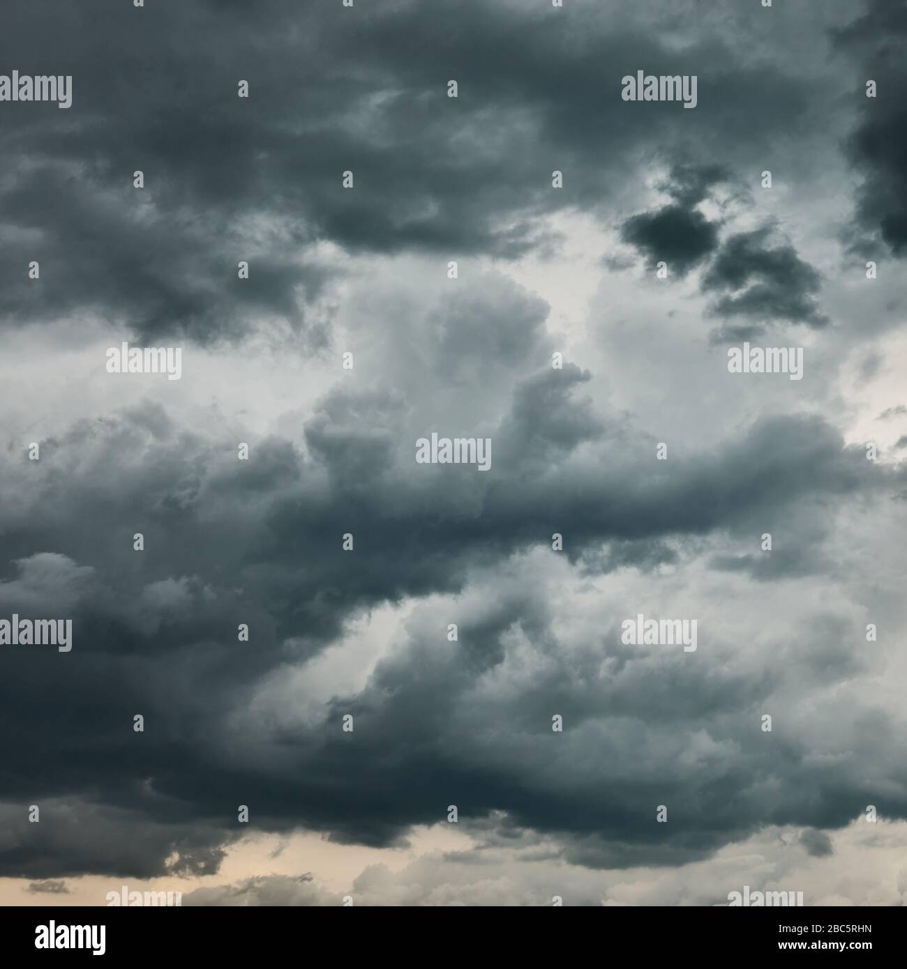 Dunkler Himmel mit schweren stürmischen Wolken - natürlicher Hintergrund Stockfoto