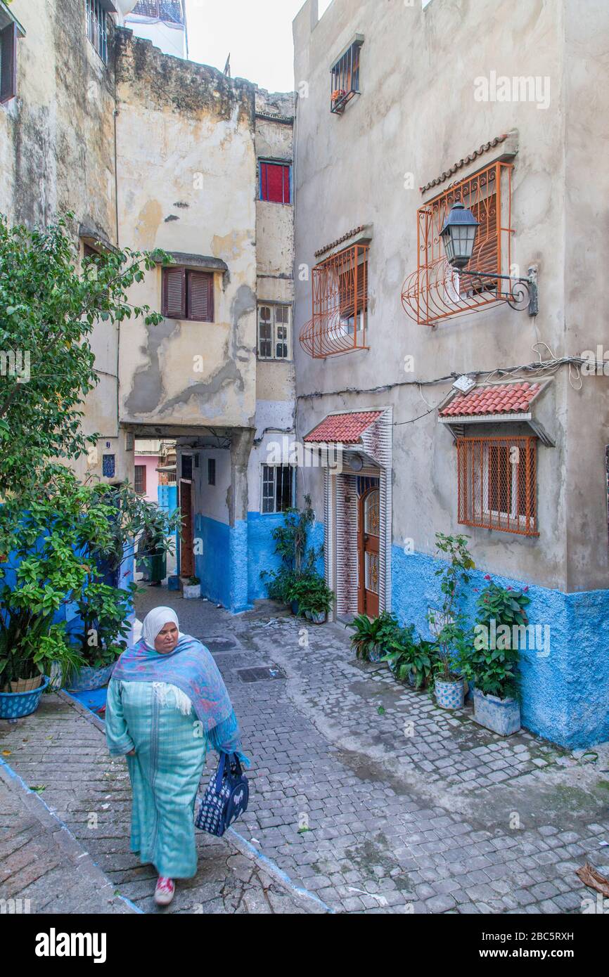 Tanger, Marokko, Afrika: Marokkanische Frau in traditioneller Kleidung spaziert in der Medina. Stockfoto