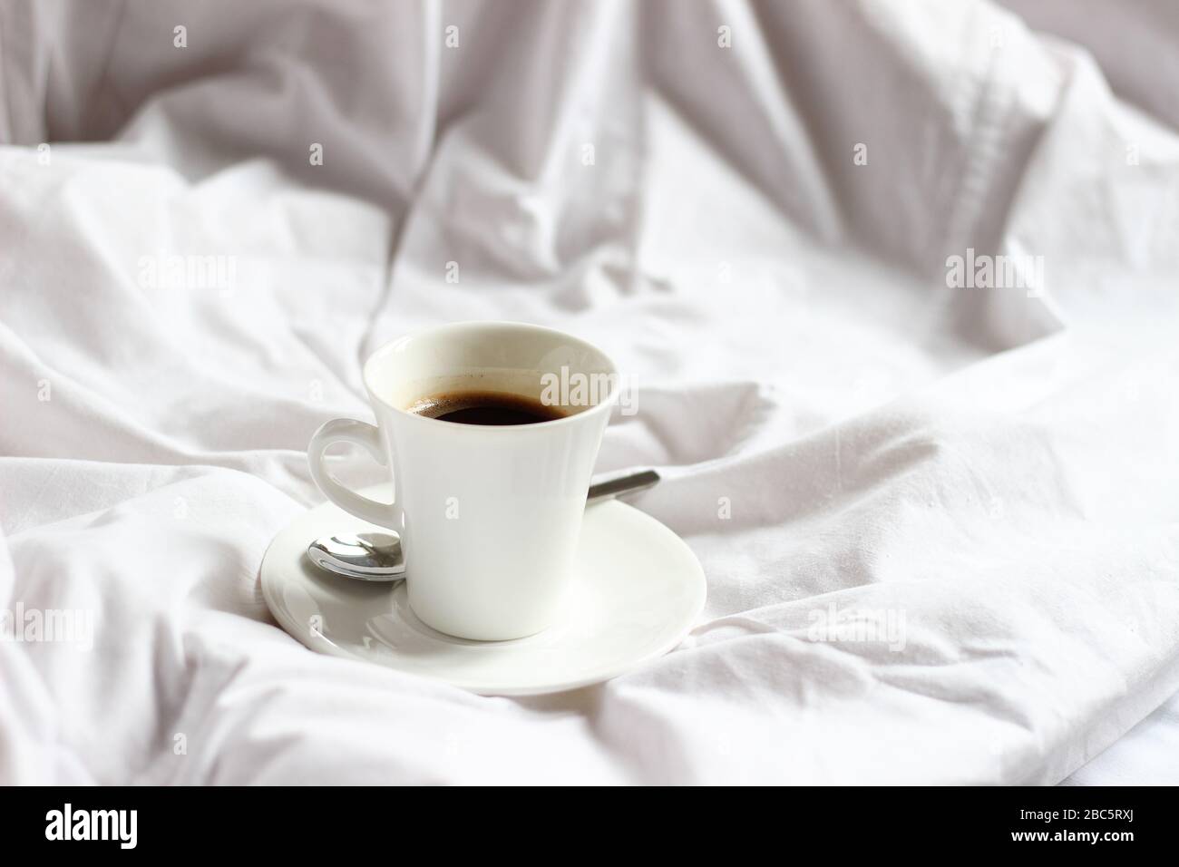 Kaffee im Bett. Wohnen Sie in einem gemütlichen Schlafzimmer. Stockfoto