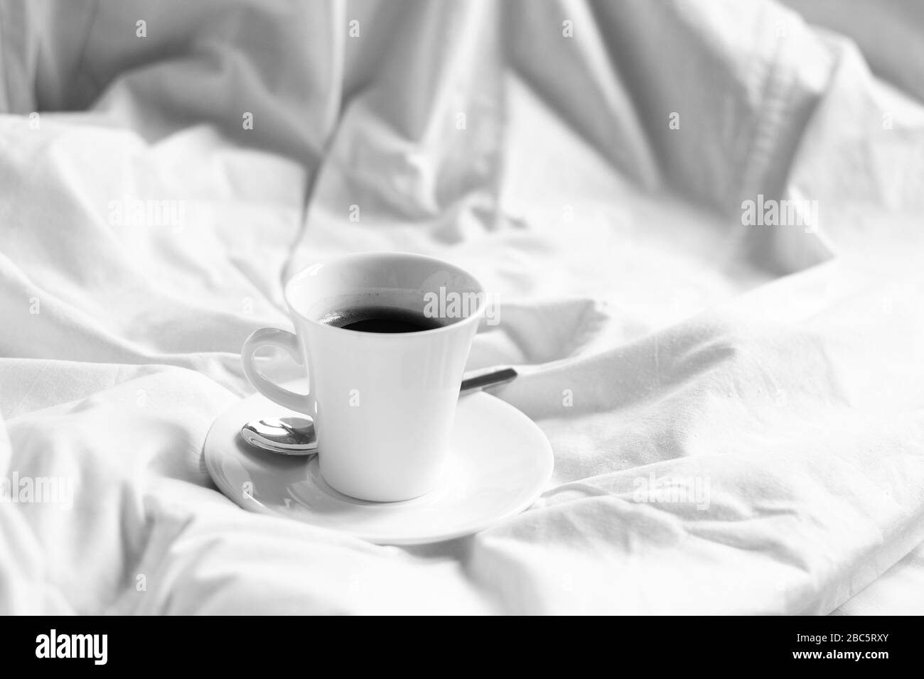 Stillleben der Tasse Kaffee im Bett. Zuhause Bleiben. Stockfoto