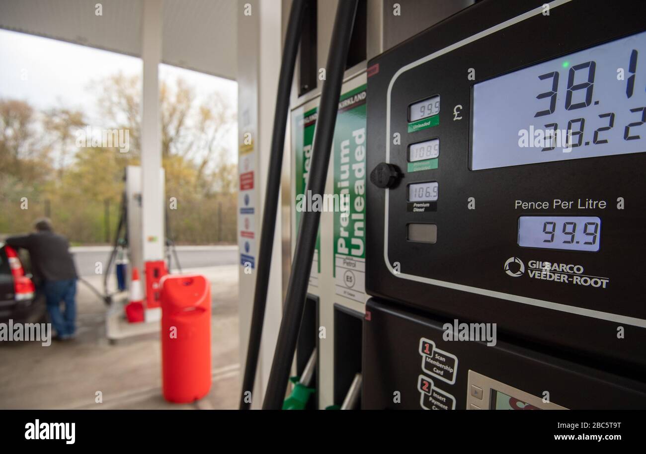 Der Benzinpreis, der bei 99,9p/Liter in der Costco-Tankstelle in Leicester angezeigt wird, da die Auswirkungen der durch das Coronavirus verursachten wirtschaftlichen Verlangsamung die globalen Ölpreise abschwächen. Stockfoto