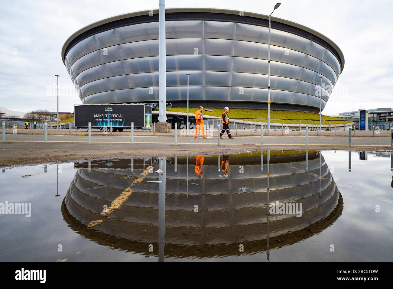 Glasgow, Schottland, Großbritannien. April 2020. Außenansicht der Arbeiter, die am SSE Hydro vorbeilaufen, während des Baus des provisorischen NHS Louisa Jordan Field Hospital auf dem Scottish Events Campus (SEC) in Glasgow. Iain Masterton/Alamy Live News Stockfoto