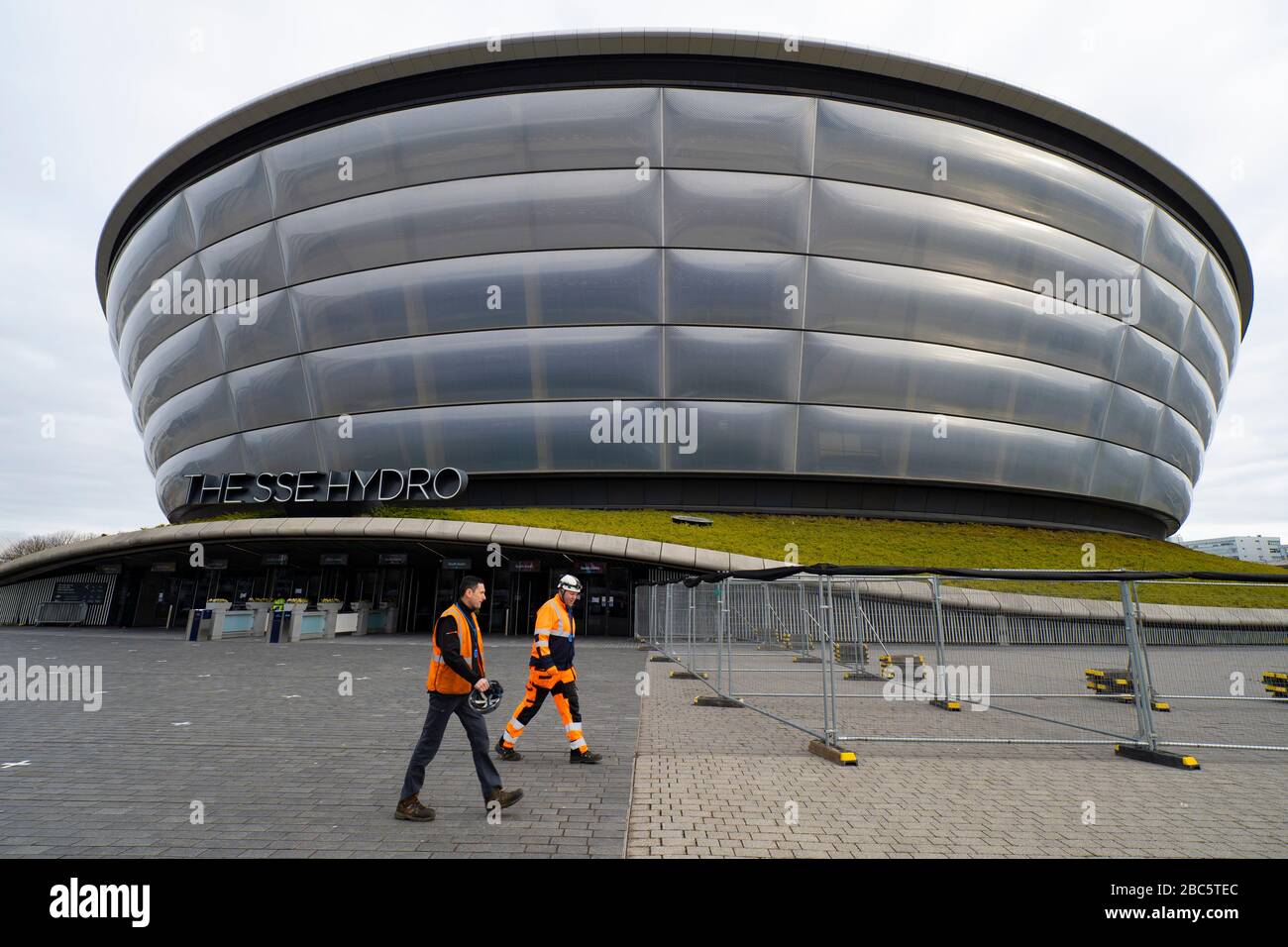 Glasgow, Schottland, Großbritannien. April 2020. Außenansicht der Arbeiter, die am SSE Hydro vorbeilaufen, während des Baus des provisorischen NHS Louisa Jordan Field Hospital auf dem Scottish Events Campus (SEC) in Glasgow. Iain Masterton/Alamy Live News Stockfoto