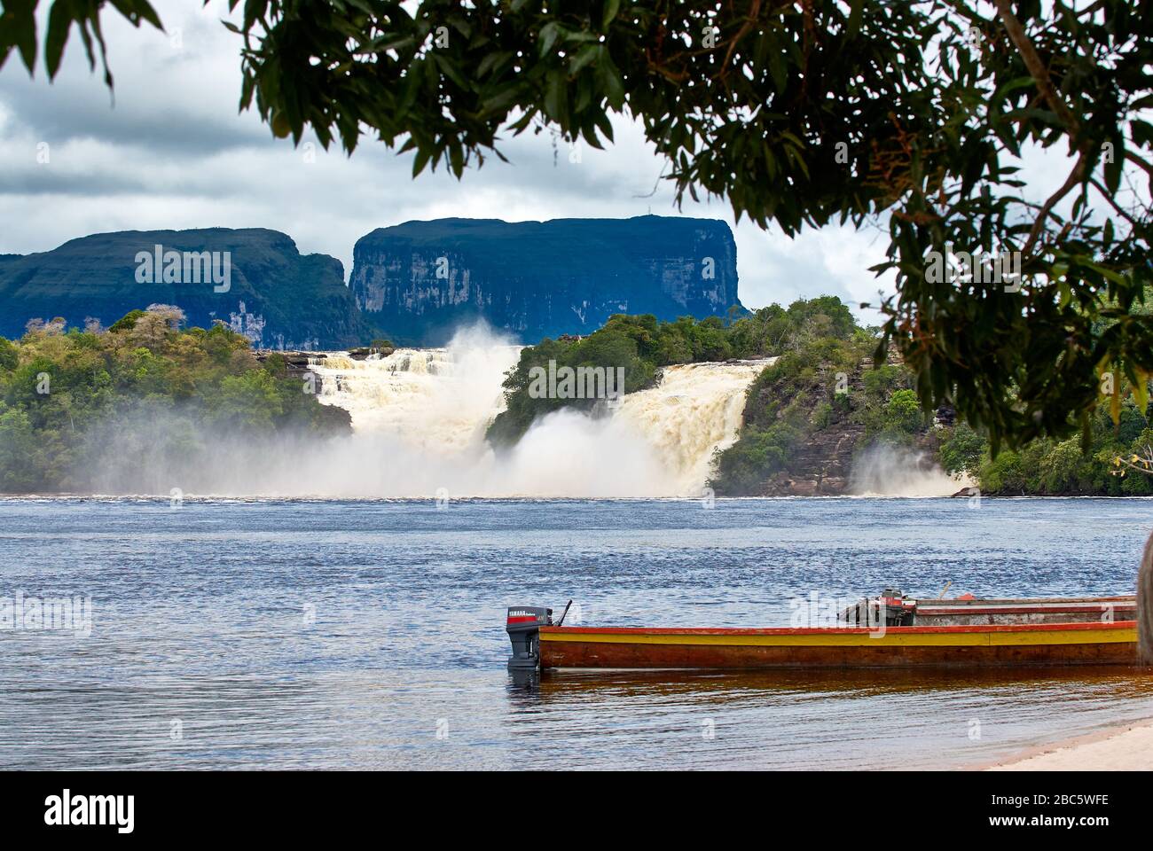 Salto Golondrina und Salto Ucaima, Wasserfälle in der Lagune des Canaima NATIONALPARKS, KUSAR TEPUY Behind, Venezuela, Südamerika, Amerika Stockfoto