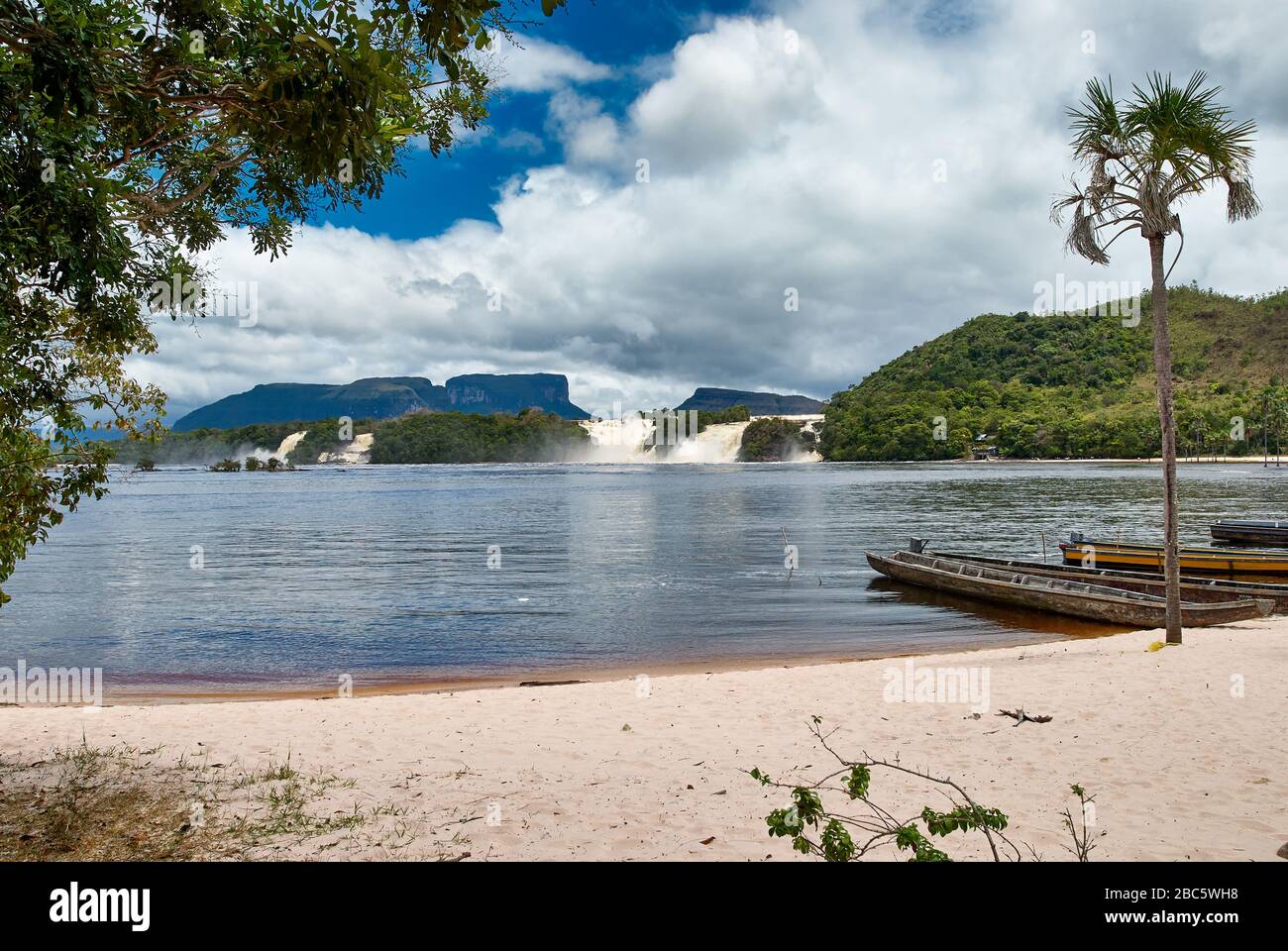 Wasserfälle in der Lagune des Canaima NATIONALPARKS, KUSAR TEPUY dahinter, Boote vor, Venezuela, Südamerika, Amerika Stockfoto