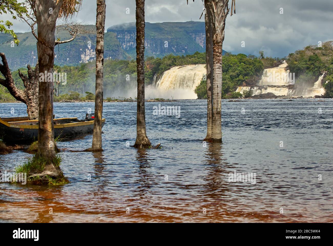 SALTO WADAIMA, SALTO HACHA, Wasserfälle in der Lagune des CANAIMA-NATIONALPARKS, KUSAR TEPUY Behind, Venezuela, Südamerika, Amerika Stockfoto