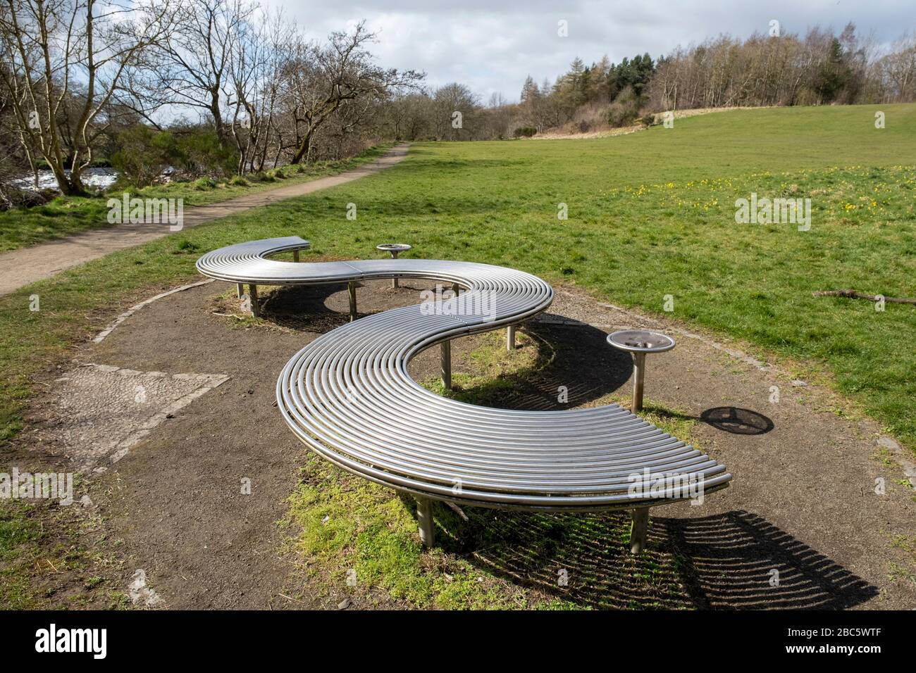 Moderne Metallparkplätze am Flussweg des Almond Park, Livingston, West Lothian. Stockfoto