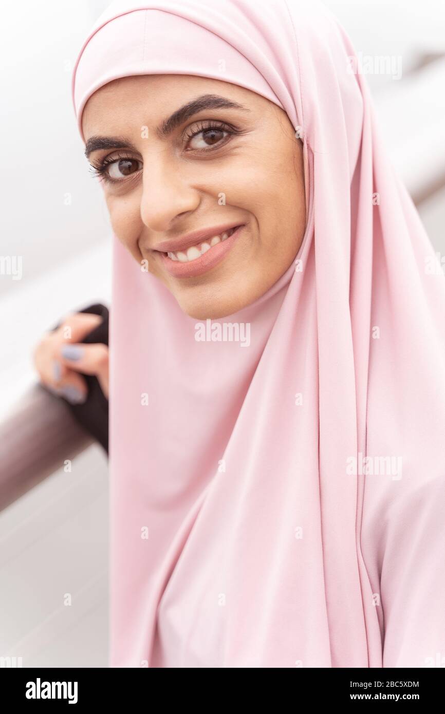 Portrait von lächelnden muslimischen Damen Stockfoto Stockfoto
