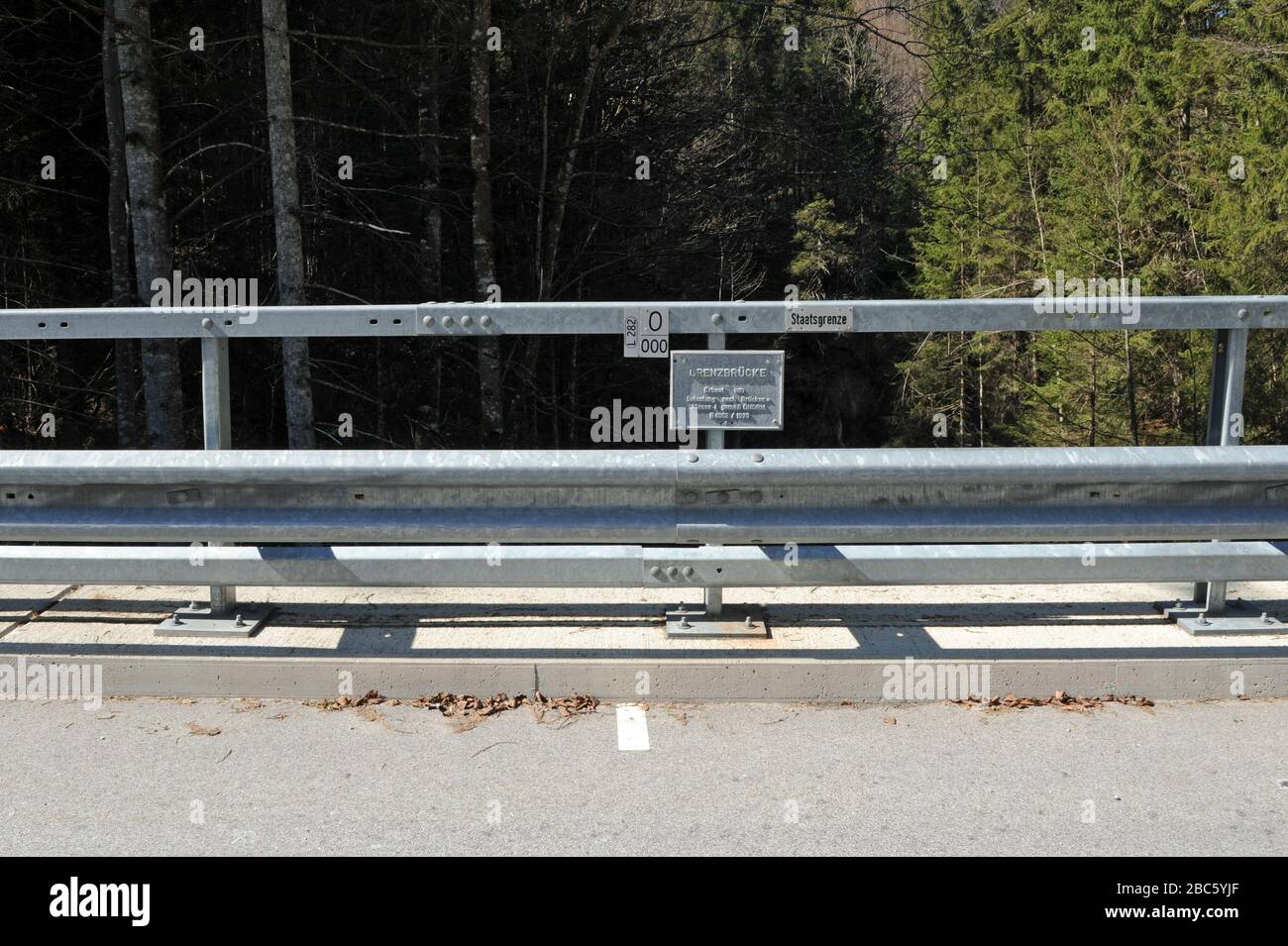 Lenggries, Deutschland. April 2020. Das Schild zeigt einen Grenzübergang von Bayern nach Österreich. Credit: Ursula Düre / dpa / Alamy Live News Stockfoto