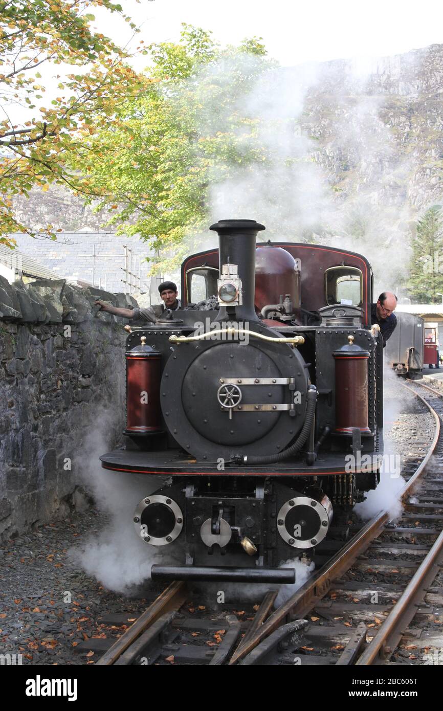Festinog Railway Double Fairlie Locomotive Nr. 10 Merddin Emrys in Blaau Festiniog Station, Nordwales im August 2012. Stockfoto
