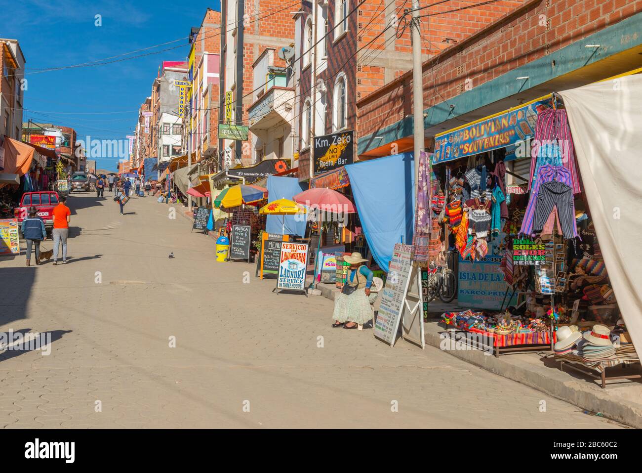 Kleine Geschäfte in der beliebten und touristischen Stadt Copaba, Titicacasee, Anden, Department La Paz, Bolivien, Lateinamerika Stockfoto