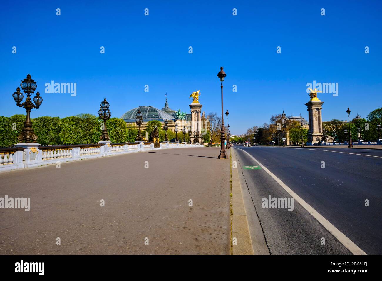 Frankreich, Paris, Alexandre 3 Brücke während der Eindämmung von Covid 19 Stockfoto