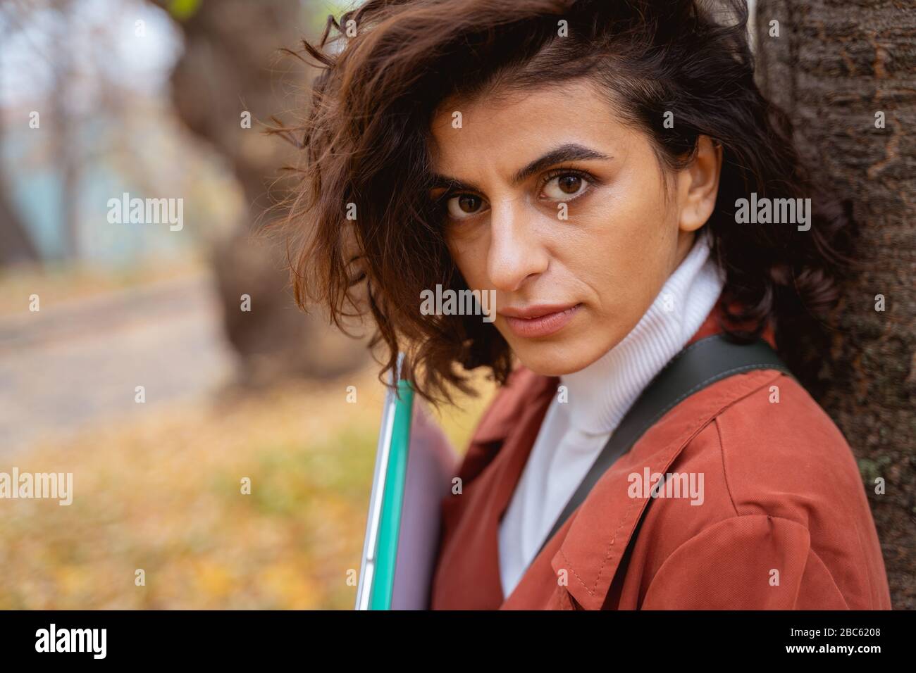 Selbstbewusstes Foto der jungen Frau auf Lager Stockfoto