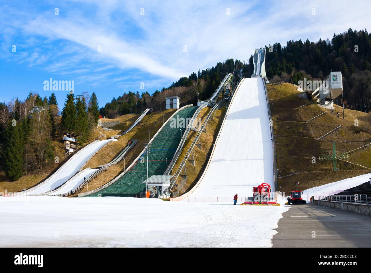 Garmisch Partenkirchen, Deutschland - 20. Februar 2020: Eine der ältesten Schanzen der Welt im Wintersport-Olympiastadion. Sie wurde ursprünglich für den gebaut Stockfoto