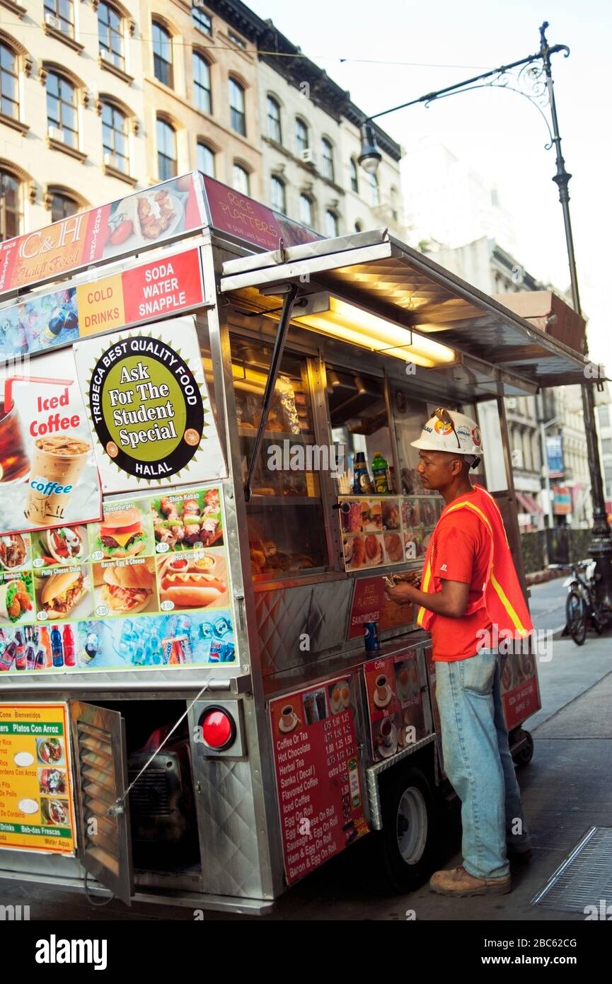 Bauarbeiter bestellen bei einem Lebensmittel-Lkw, New York City Stockfoto