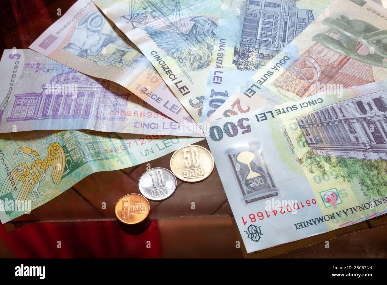 Rumänischen neuen Leu-Banknoten und -Münzen Stockfoto