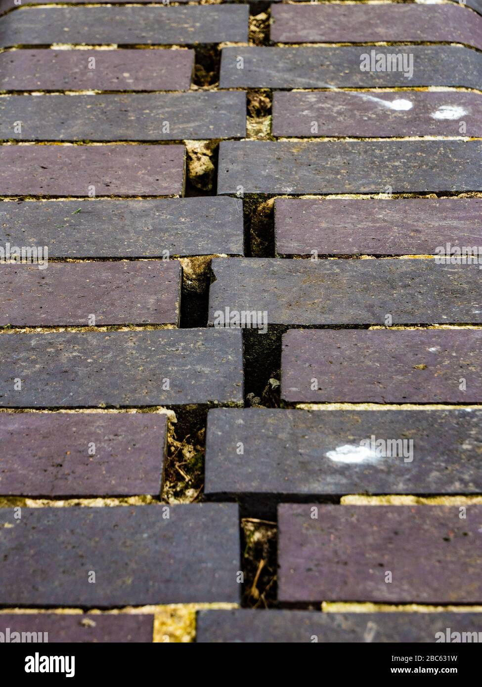 Gestaffelte, farbige Uhrwerke mit Lücken statt Mörtel. Stockfoto