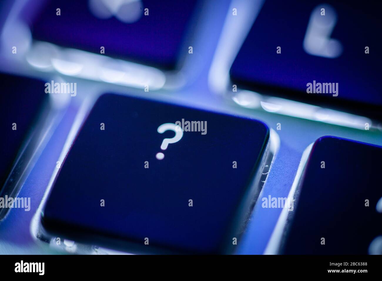 Fragezeichentaste auf der Computertastatur Nahaufnahme Stockfoto