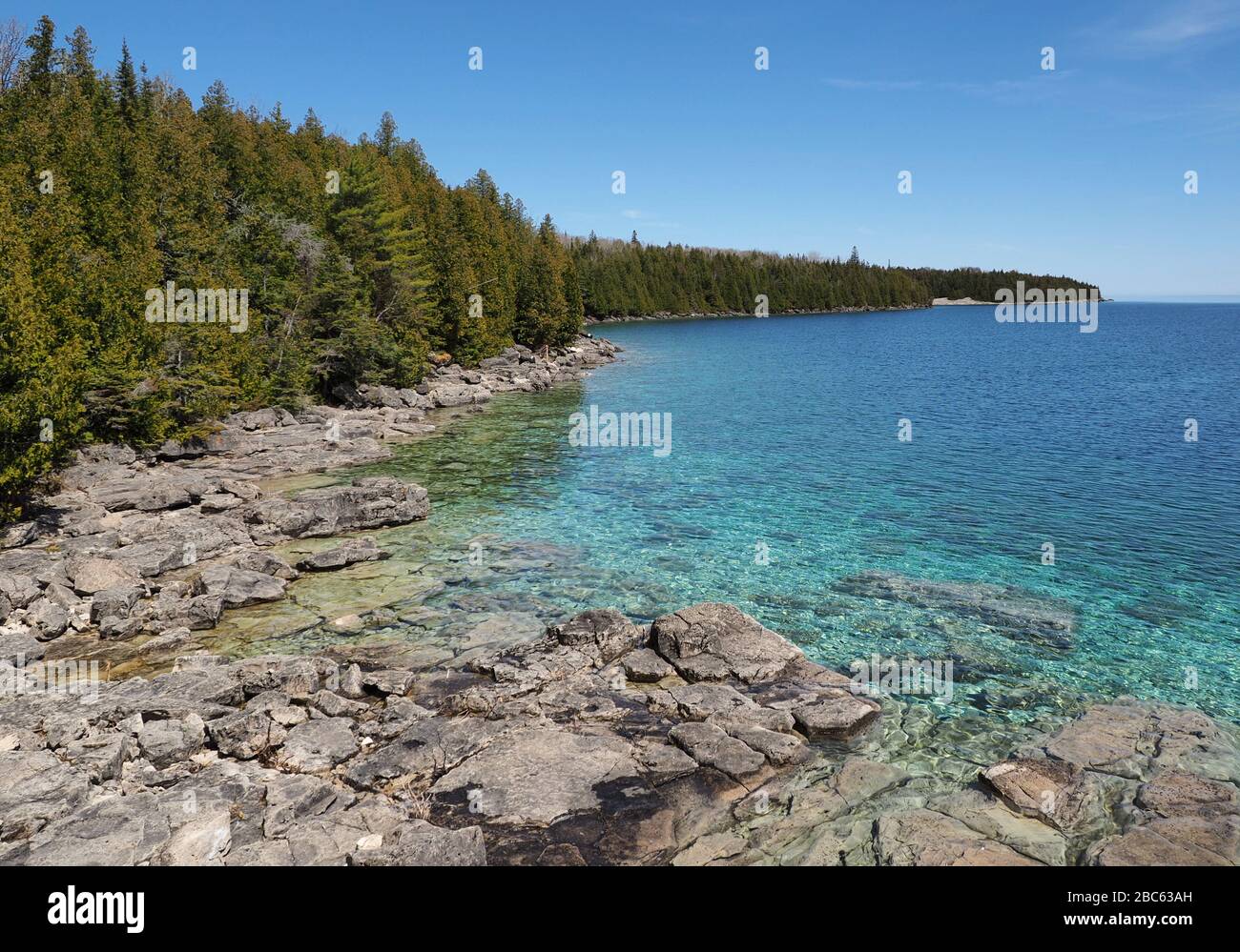 Kristallklares Wasser in der georgischen Bucht mit felsiger Küste Stockfoto