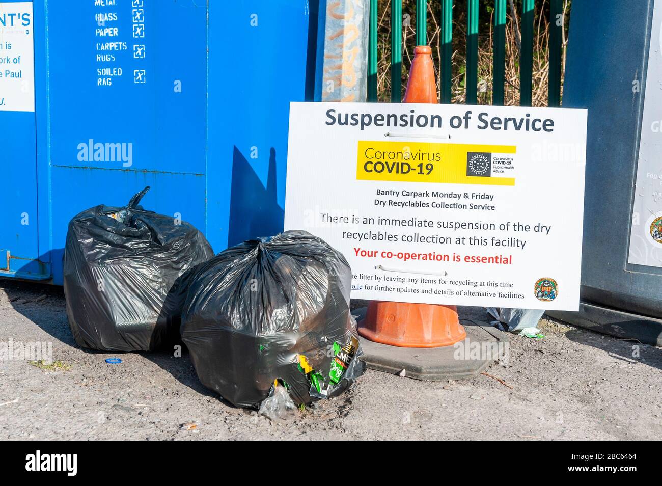 Bantry, West Cork, Irland. April 2020. Der kostenlose Recycling-Service für Bantry wurde aufgrund der Covid-19-Pandemie ausgesetzt. Der Service, der am Montag- und Freitagnachmittag auf dem SuperValu Parkplatz stattfindet, wurde bis auf weiteres eingestellt. Trotz der keinen Anzeichen für ein Abkippen des Mülls in der Nähe der Flaschen- und Kleidersammelbehälter. Kredit: Andy Gibson/Alamy Live News Stockfoto