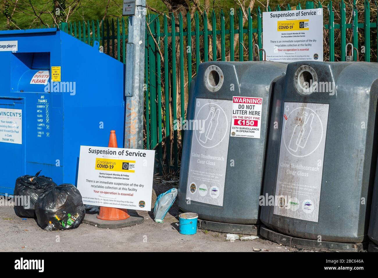 Bantry, West Cork, Irland. April 2020. Der kostenlose Recycling-Service für Bantry wurde aufgrund der Covid-19-Pandemie ausgesetzt. Der Service, der am Montag- und Freitagnachmittag auf dem SuperValu Parkplatz stattfindet, wurde bis auf weiteres eingestellt. Trotz der keinen Anzeichen für ein Abkippen des Mülls in der Nähe der Flaschen- und Kleidersammelbehälter. Kredit: Andy Gibson/Alamy Live News Stockfoto