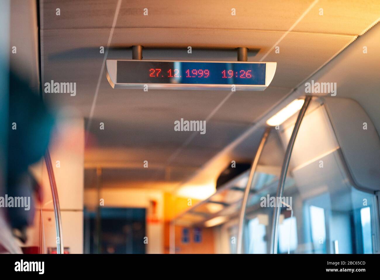 Zug mit 1999-Zeit-Digitaluhr, Zeitreisekonzept Stockfoto