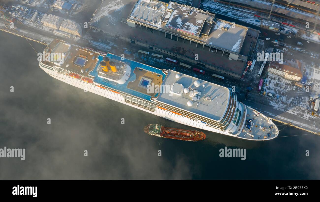 Wladiwostok, Russland - 16. Dezember 2019: Passagierliner Costa neoRomantica steht am Pier der Seestation von Wladiwostok. Stockfoto