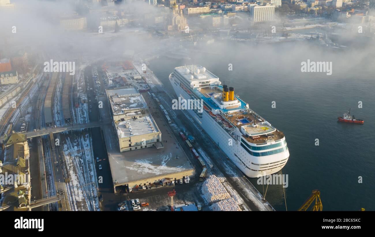 Wladiwostok, Russland - 16. Dezember 2019: Passagierliner Costa neoRomantica steht am Pier der Seestation von Wladiwostok. Stockfoto