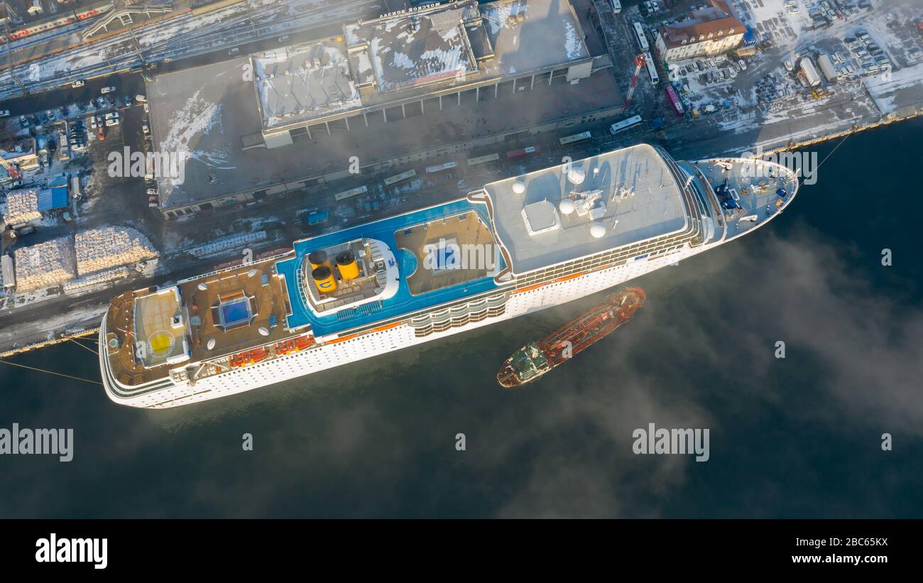 Wladiwostok, Russland - 16. Dezember 2019: Passagierliner Costa neoRomantica steht am Pier der Seestation von Wladiwostok. Stockfoto