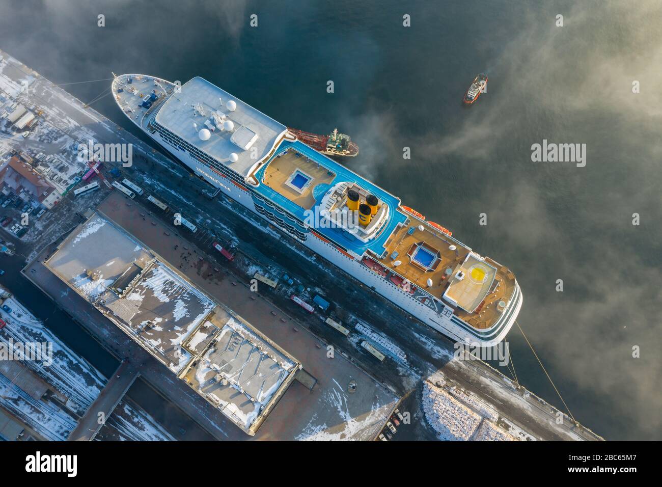 Wladiwostok, Russland - 16. Dezember 2019: Passagierliner Costa neoRomantica steht am Pier der Seestation von Wladiwostok. Stockfoto