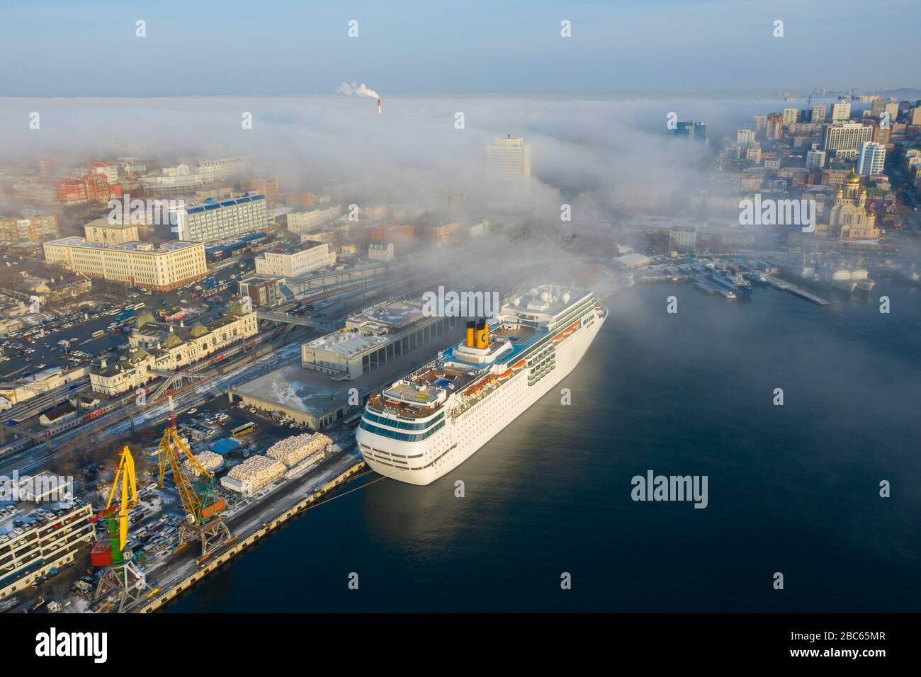 Wladiwostok, Russland - 16. Dezember 2019: Passagierliner Costa neoRomantica steht am Pier der Seestation von Wladiwostok. Stockfoto