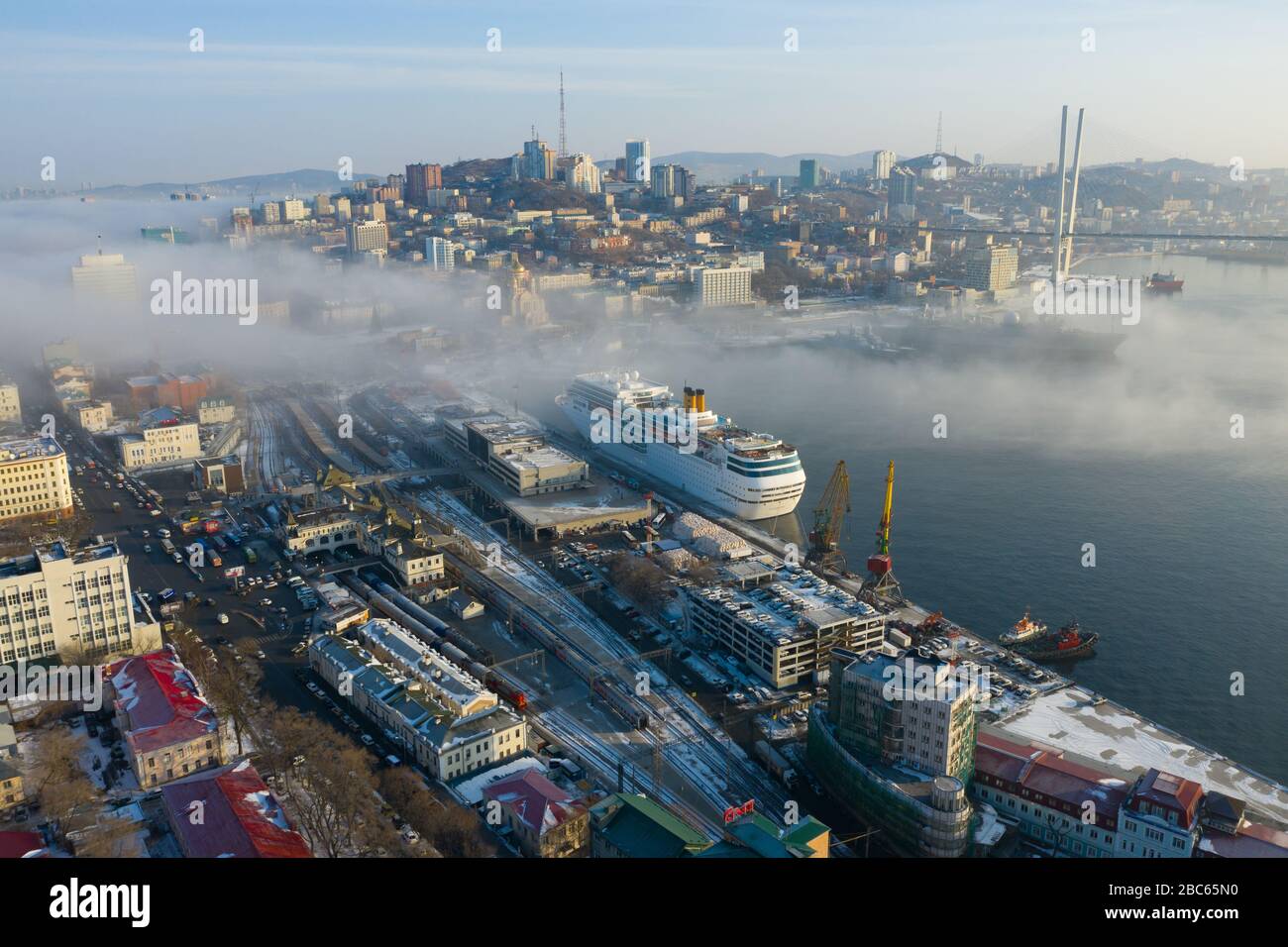 Wladiwostok, Russland - 16. Dezember 2019: Passagierliner Costa neoRomantica steht am Pier der Seestation von Wladiwostok. Stockfoto