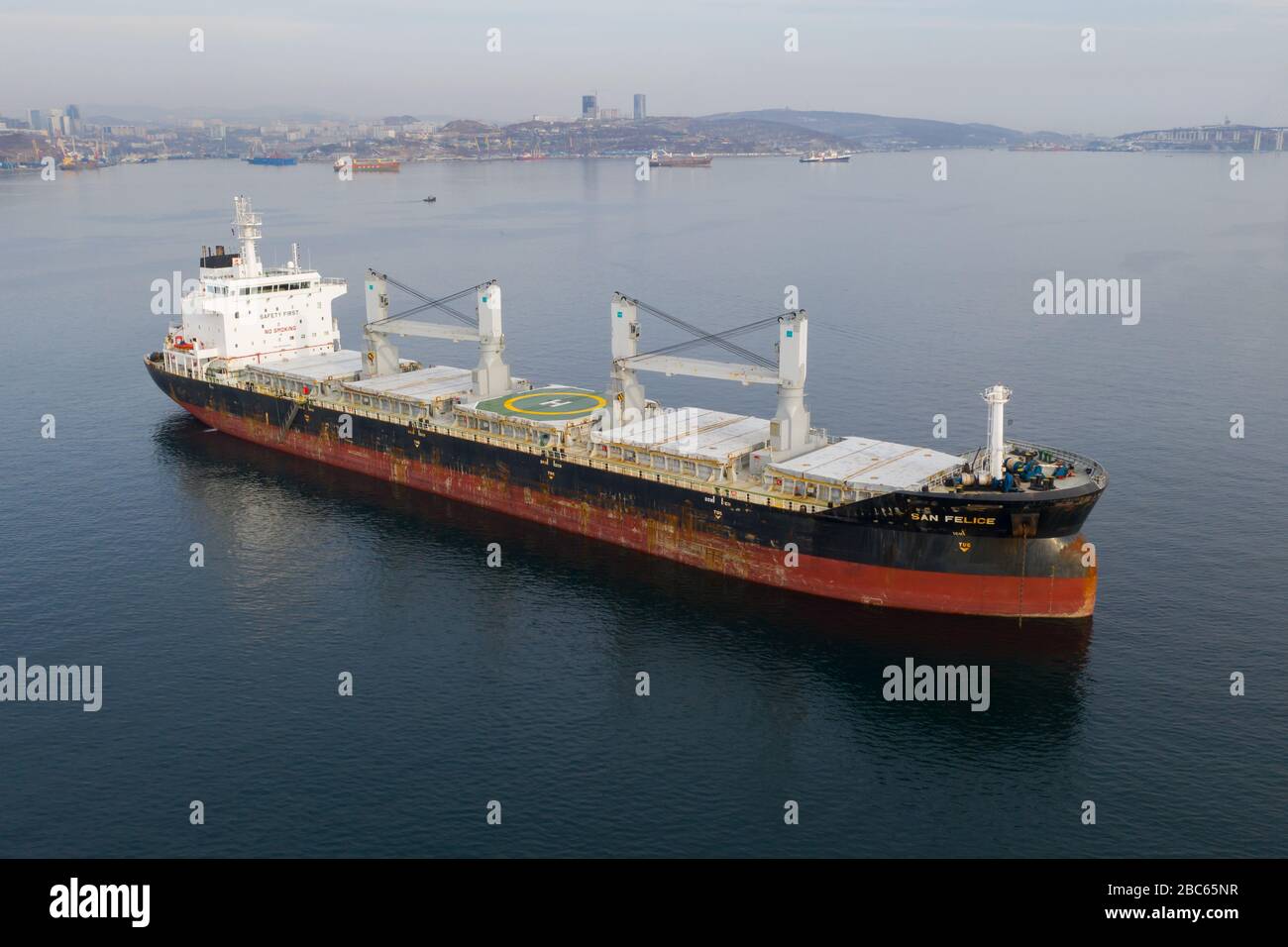 Wladiwostok, Russland - 16. Dezember 2019: Frachtschiff San Felice vor Anker im Hafen von Wladiwostok. Stockfoto