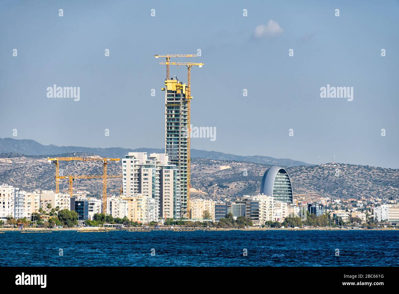 Küste von Limassol, Zypern mit mehreren Baustellen Stockfoto