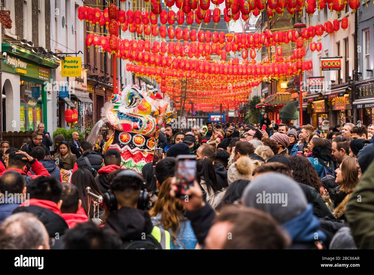 Chinesischer Löwe-/Drachentanz bei Neujahrsfeiern 2020 in Chinatown, London. Stockfoto
