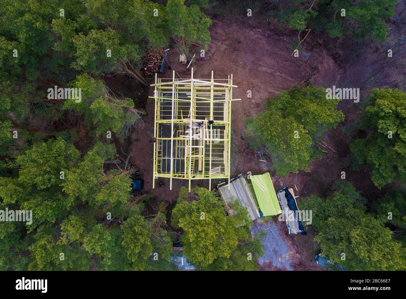 Bau eines Rahmenlandhauses in einem Pinienhain. Ansicht von oben Stockfoto
