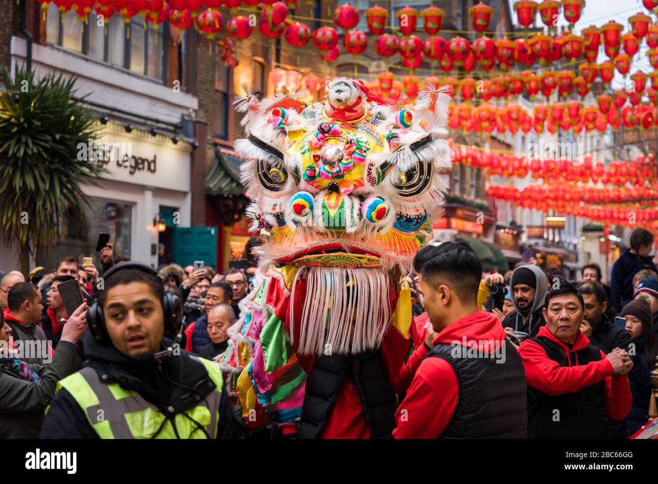 Chinesischer Löwe-/Drachentanz bei Neujahrsfeiern 2020 in Chinatown, London. Stockfoto