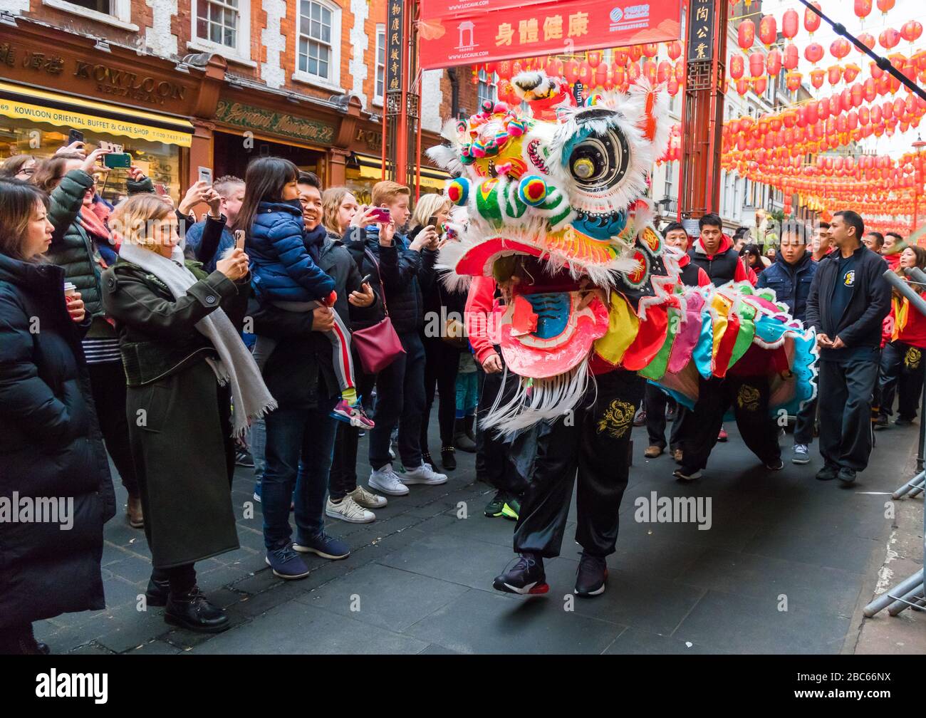 Chinesischer Löwe-/Drachentanz bei Neujahrsfeiern 2020 in Chinatown, London. Stockfoto