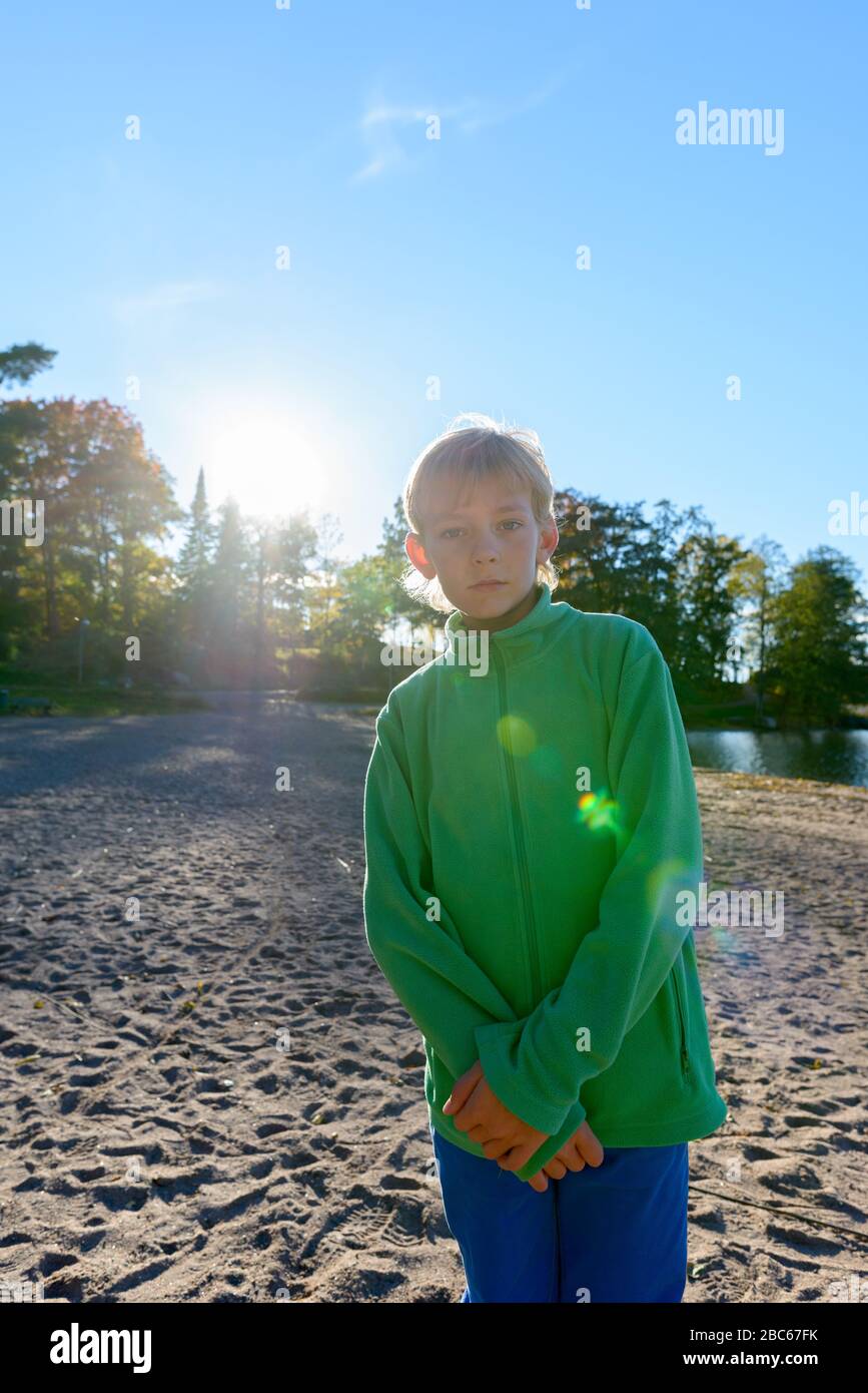 Junger gutaussehender Junge in der Nähe des Sees am Park Stockfoto