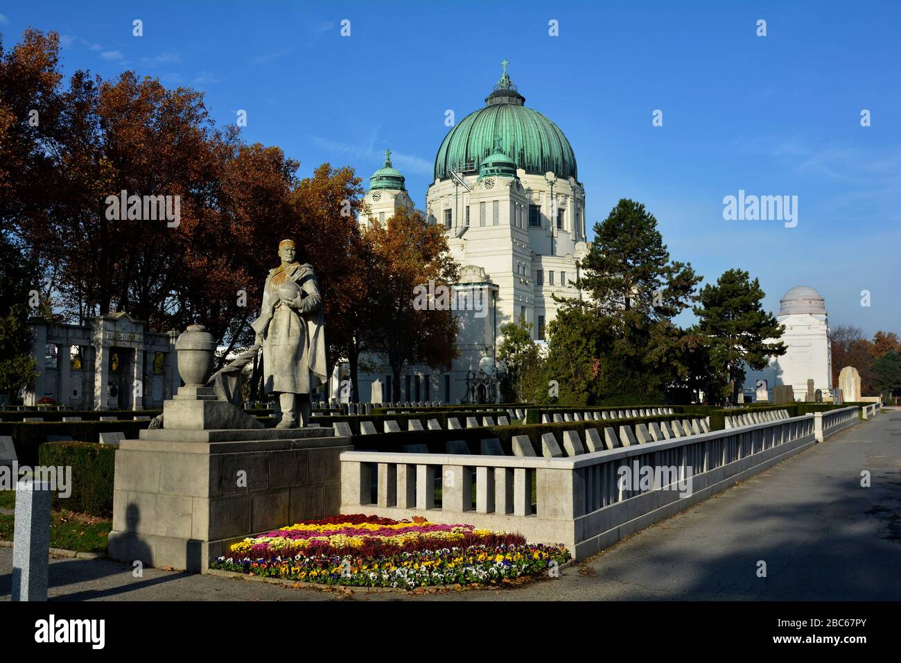 Österreich, russische Gräber des zweiten Weltkriegs auf dem Zentralfriedhof - einer der größten Friedhöfe Europas, Lueger Kirche dahinter Stockfoto