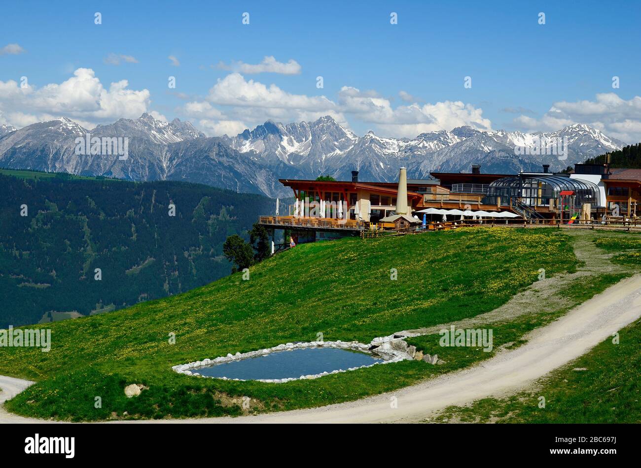 Jerzens, Österreich - 24. Juni 2016: Hochzeiger- Haus, cfe-Restaurant und Gipfelstation für Seilbahn mit Blick auf die Alpen Stockfoto