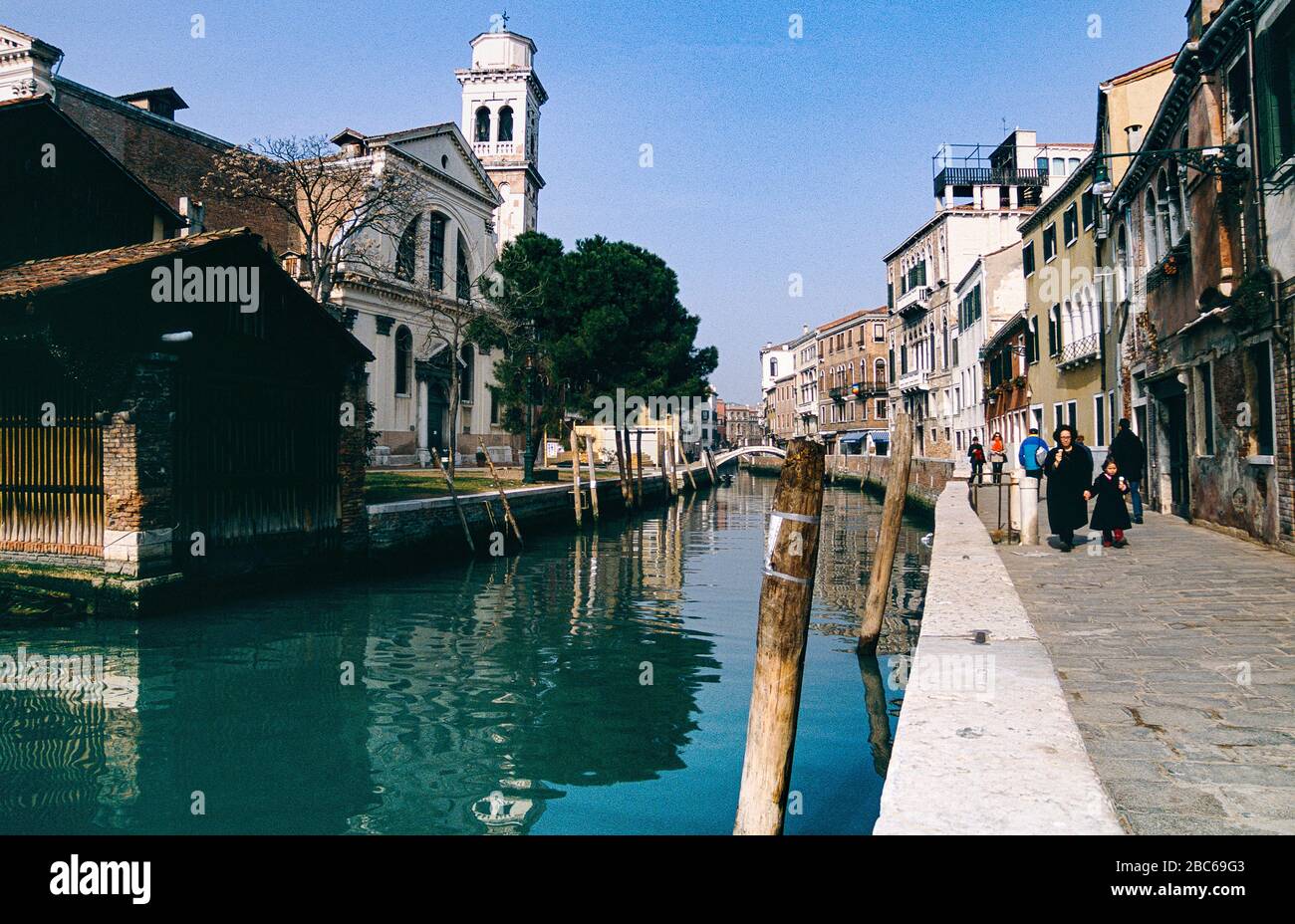 Dorsoduro Blick entlang der Fondamenta Nani mit der Chiesa dei Santi Gervasio e Protasio mit dem Rio de S. Trovaso Kanal, (gescanntes Bild) Venedig. Stockfoto
