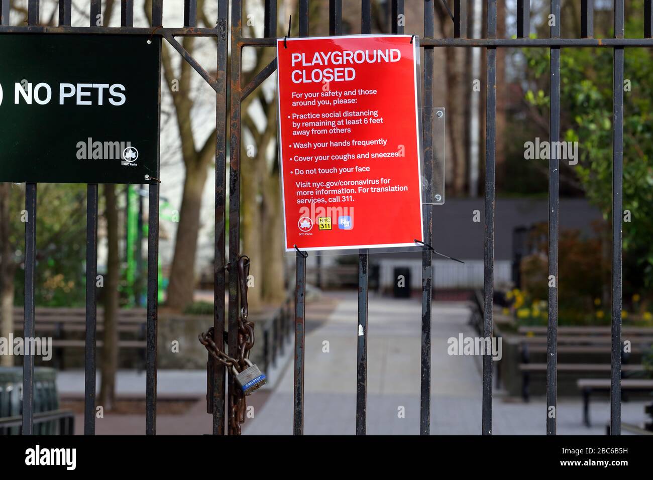 New York, New York, 2. April 2020. Ein rotes Schild an einem geschlossenen und gesperrten Spielplatz der NYC Parks... WEITERE INFORMATIONEN ZUR VOLLSTÄNDIGEN BESCHRIFTUNG FINDEN SIE UNTER Stockfoto