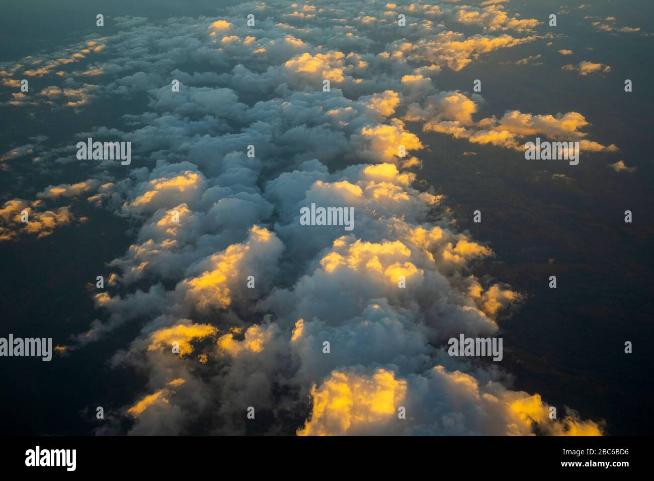 Schöne Wolkenlandschaft in der Abenddämmerung von oben über dem Golf von Akaba Stockfoto