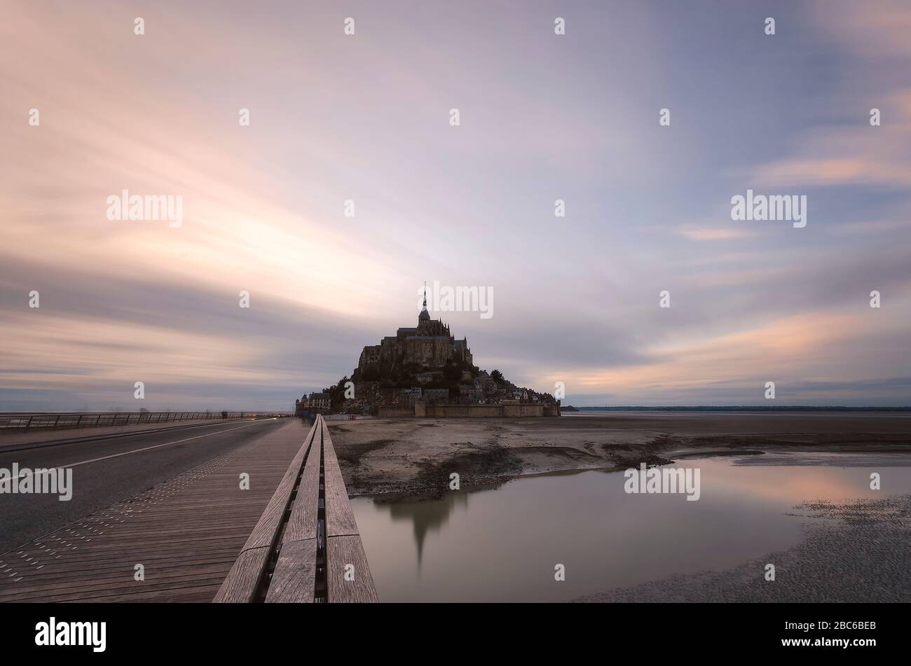 Blaue Stunde über Mont Saint Michel, Frankreich Stockfoto