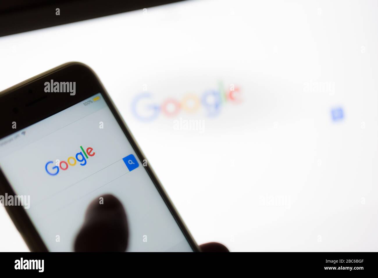 Ungarn, Budapest: 10.12.2018. google.com Homepage und Cursor auf dem Bildschirm. Google ist weltweit beliebteste Suchmaschine, mit Telefon-Suche Stockfoto