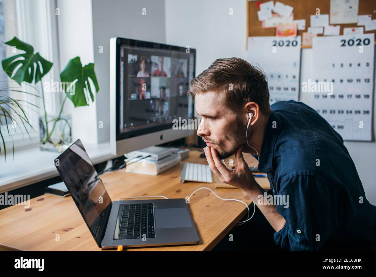 Mann, der Videokonferenzanrufe über den Computer führt. Home Office. Bleiben Sie zu Hause und arbeiten von zu Hause Konzept während Coronavirus Pandemie Stockfoto