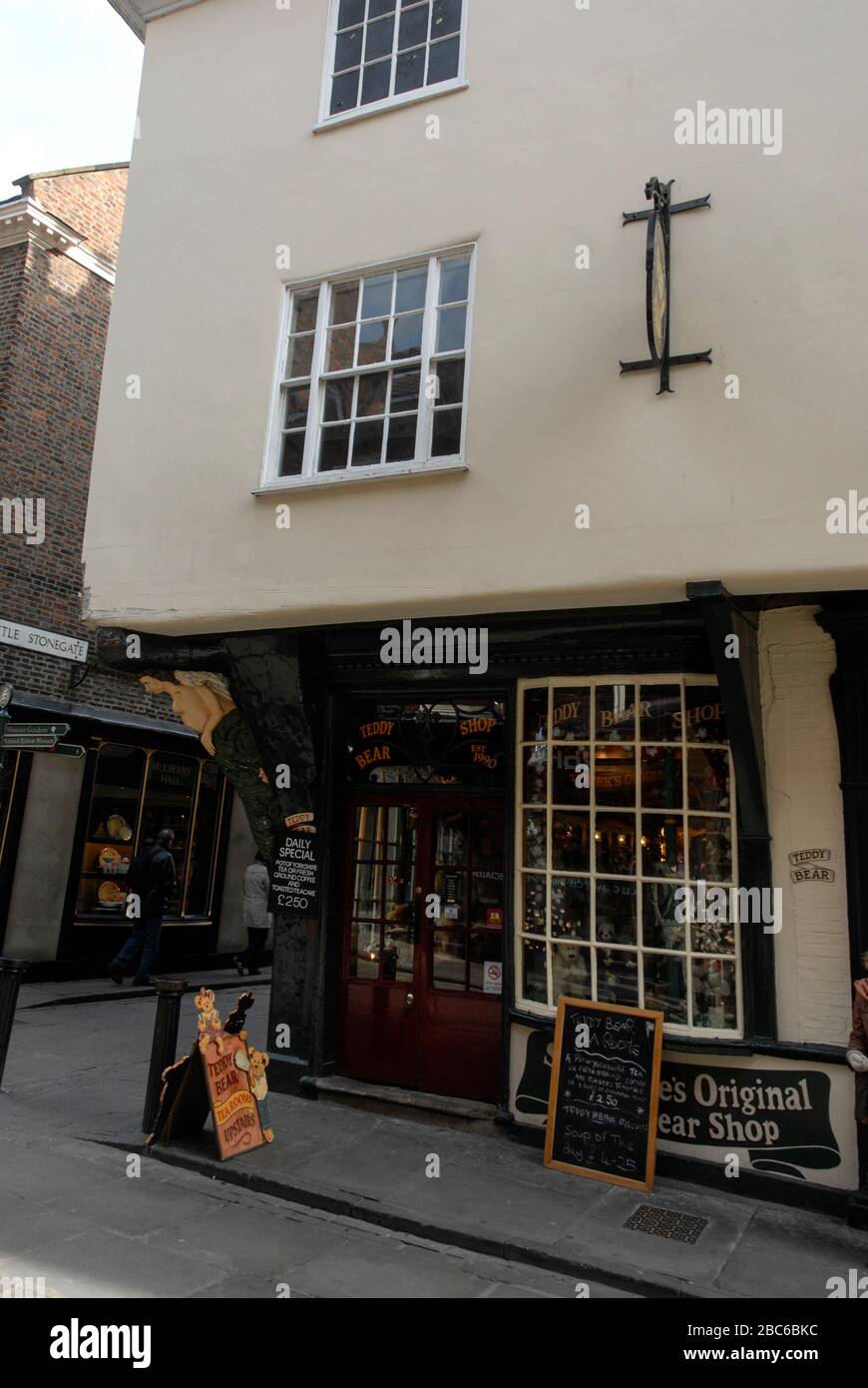 Das Teddy Bears Tea Room in Stonegate, einer mittelalterlichen Einkaufsstraße, im historischen Viertel von York in Yorkshire, England. Stockfoto